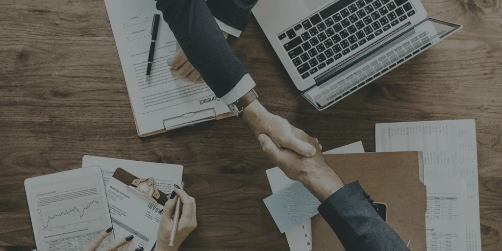 Reunión y acuerdo entre inversores y emprendedores en redes de Business Angels
